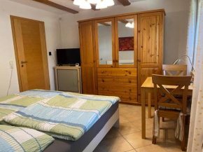 Ferienzimmer Oelhaf Zimmer in Grau Self Check-In mit Key Tresore
